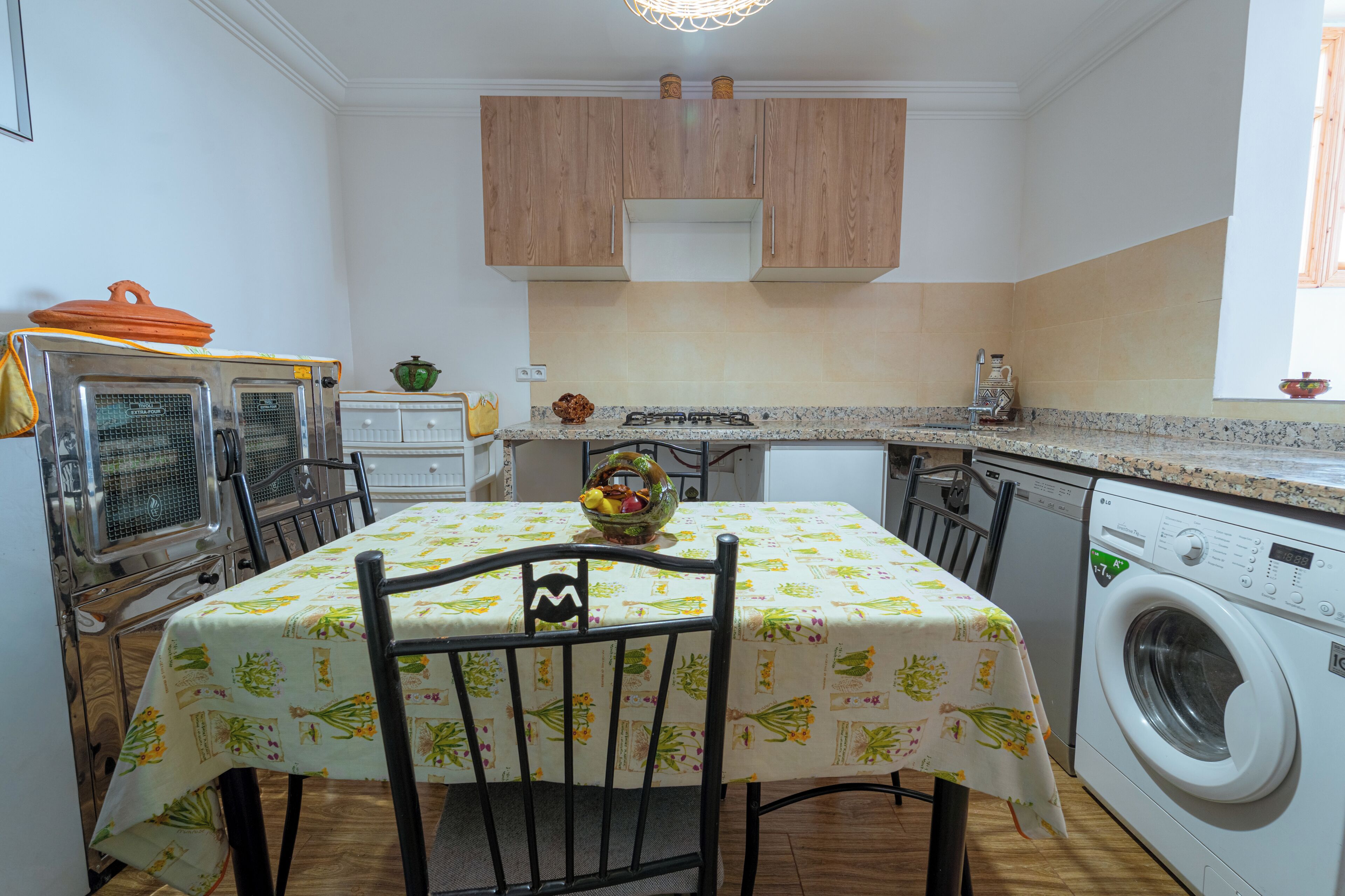 Frigorífico grande, microondas, horno y placa de cocina