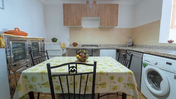 Frigorífico grande, microondas, horno y placa de cocina