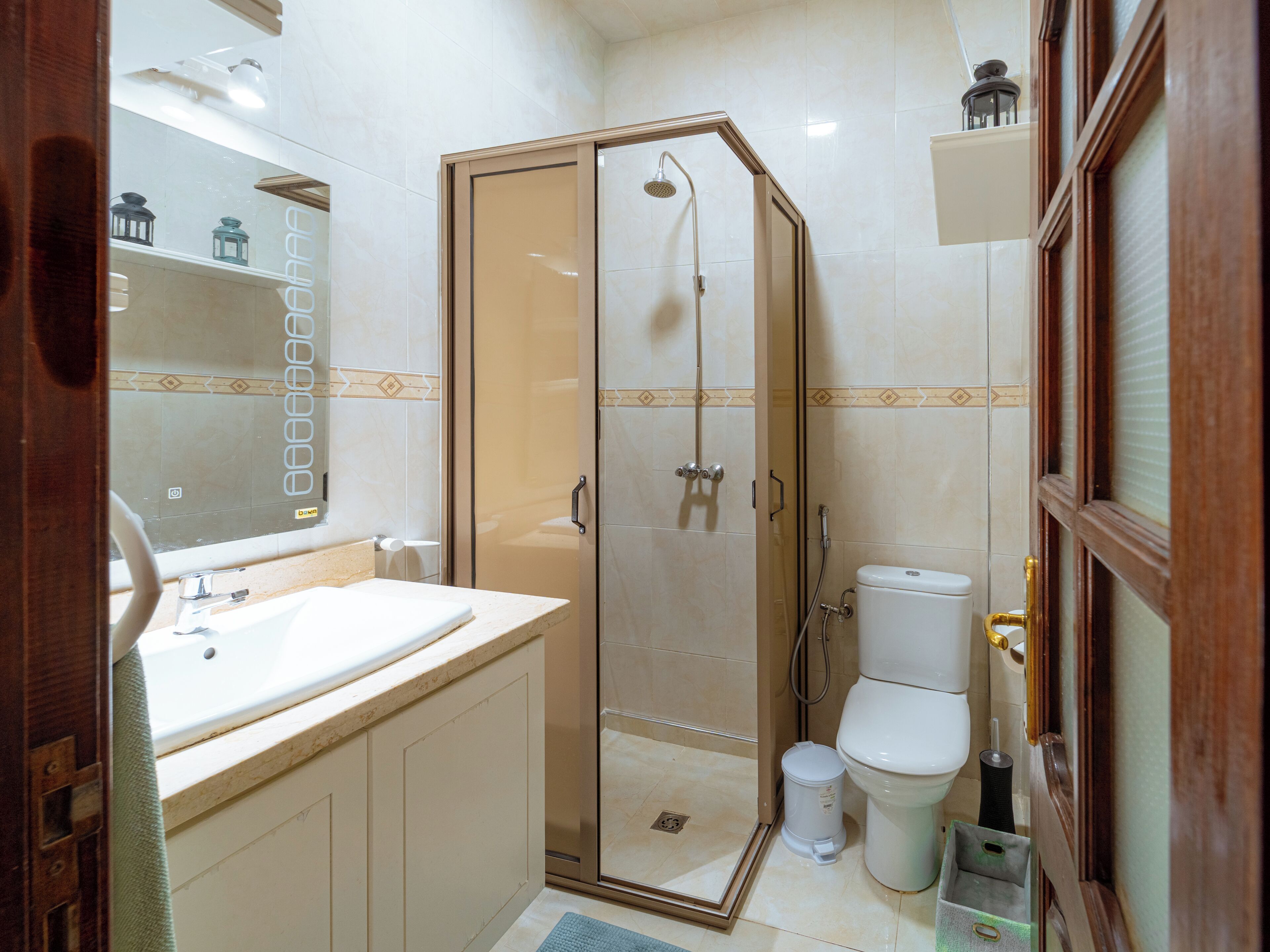Serviettes fournies, papier toilette