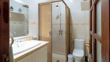 Serviettes fournies, papier toilette