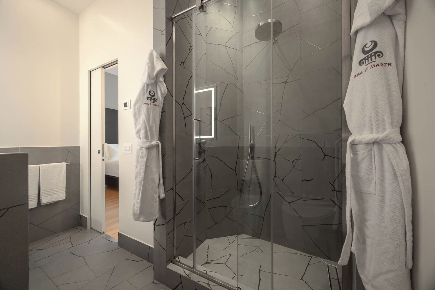 Chambre Deluxe, vue ville | Salle de bain | Douche, douche à « effet pluie », articles de toilette de luxe