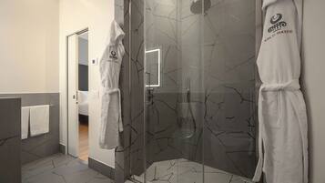 Chambre Deluxe, vue ville | Salle de bain | Douche, douche à « effet pluie », articles de toilette de luxe