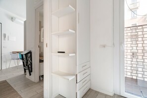 Interior - Cozy 43m2 apartment, ideal for 4 people, located on the second floor of a building with lift.The accommodation is located in Loreto, a residential neighborhood full of services. The proximity to the M1/M2 Loreto metro stop (9 minutes on foot) allows you  (Milan)