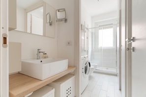 Shower, bidet, towels - Cozy 43m2 apartment, ideal for 4 people, located on the second floor of a building with lift.The accommodation is located in Loreto, a residential neighborhood full of services. The proximity to the M1/M2 Loreto metro stop (9 minutes on foot) allows you  (Milan)