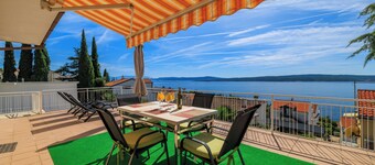 Vacation apartment with large terrace & fantastic sea view in Dramalj