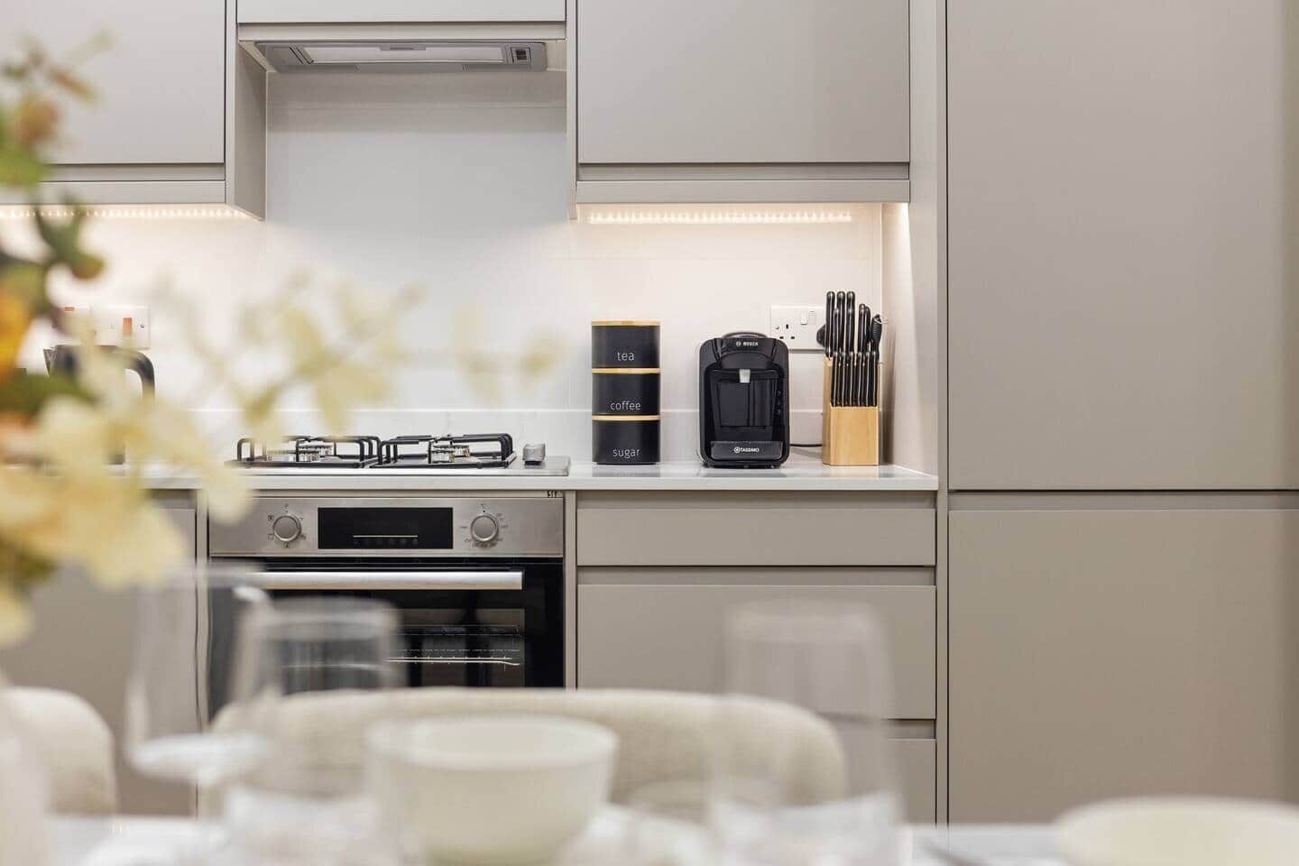 Réfrigérateur, four à micro-ondes, un four, surface de cuisson