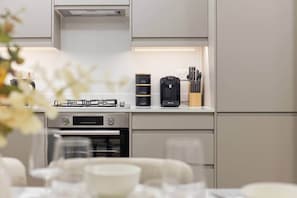 Fridge, microwave, oven, stovetop - Central Camden Gem with Patio (London)