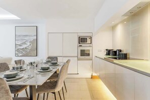 Coffee/tea maker, fridge, microwave, oven - Luxury Marylebone Designer Flat (London)