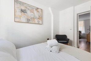 1 Schlafzimmer, Schreibtisch, Bügeleisen/Bügelbrett, Reisekinderbett