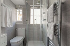 Dusche, Haartrockner, Handtücher, Seife