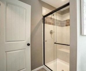 Shower, jetted bath, hair dryer, towels