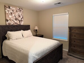 Room - Spacious Home 13 miles from the stadium. 4 bedrooms 2.5 bathrooms 3 car garage. (Blue Springs)