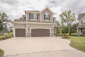 Exterior - Spacious Home 13 miles from the stadium. 4 bedrooms 2.5 bathrooms 3 car garage. (Blue Springs)