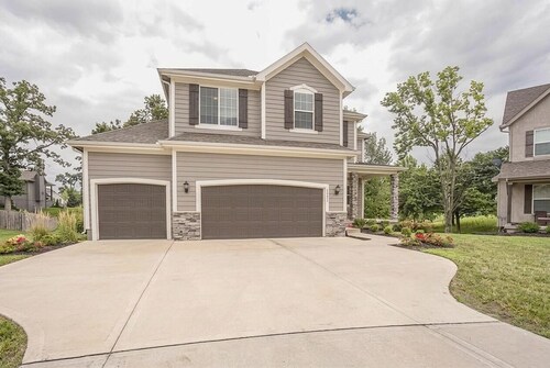 Spacious Home 13 miles from the stadium. 4 bedrooms 2.5 bathrooms 3 car garage.
