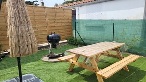 Outdoor dining - Cozy house for rent near the beach (Barbâtre)