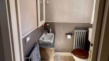 Doccia, asciugacapelli, bidet, asciugamani