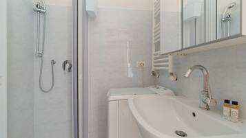 Douche, bidet, serviettes fournies