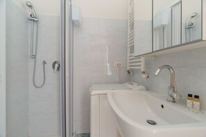 Dusche, Bidet, Handtücher