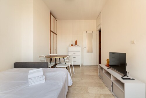 Modern 25m2 studio apartment, located on the sixth floor of a building with lift (a few steps to access), perfect for 2 people!A very short distance from Corso Buenos Aires, the famous Milanese shopping street, and from the M1 Porta Venezia metro stop 
