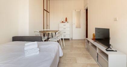 Modern 25m2 studio apartment, located on the sixth floor of a building with lift (a few steps to access), perfect for 2 people!A very short distance from Corso Buenos Aires, the famous Milanese shopping street, and from the M1 Porta Venezia metro stop