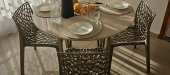 Comfortable 2-Bedroom AC Apartment Prime Location for Corporate Travel