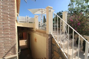 Property grounds - Oasis with swimming pool - jacuzzi - terrace with pergola (Alacant/Alicante)