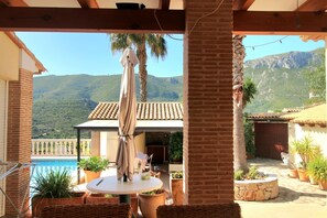 Outdoor dining - Vrbo Property (Alacant/Alicante)