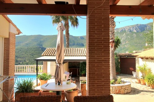 Oasis with swimming pool - jacuzzi - terrace with pergola