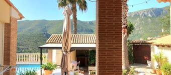 Oasis with swimming pool - jacuzzi - terrace with pergola