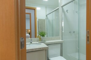 Haartrockner, Handtücher, Toilettenpapier