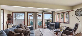 Dog Friendly-Southern Door waterfront retreat