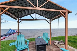 Outdoor dining - Dog Friendly-Southern Door waterfront retreat (Luxemburg)
