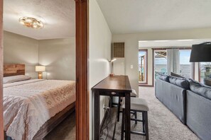 Free WiFi, bed sheets - Dog Friendly-Southern Door waterfront retreat (Luxemburg)
