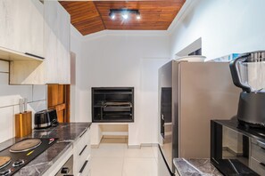 Eine moderne Küche mit Einbauofen, Kühlschrank und einer Arbeitsplatte mit Toaster.