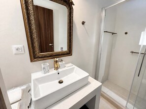Shower, eco-friendly toiletries, hair dryer, towels - Suite Stephanie - Boutique Hotel, Rooftop, Jacuzzi (Chania)