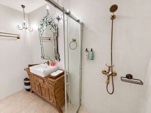 Shower, eco-friendly toiletries, hair dryer, towels - Suite Carmen - Boutique Hotel, Rooftop, Jacuzzi (Chania)