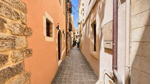 Un estrecho callejón con paredes de piedra y un camino adoquinado.