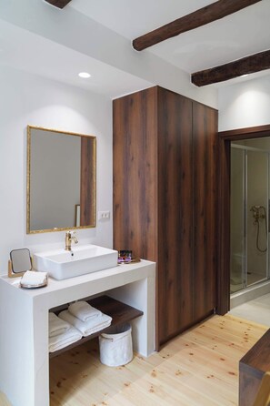 Shower, eco-friendly toiletries, hair dryer, towels - Suite Alessandra - Boutique Hotel, Rooftop Jacuzzi (Chania)
