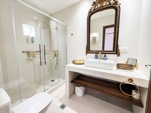 Shower, eco-friendly toiletries, hair dryer, towels - Suite Victoria - Boutique Hotel, Rooftop, Jacuzzi (Chania)