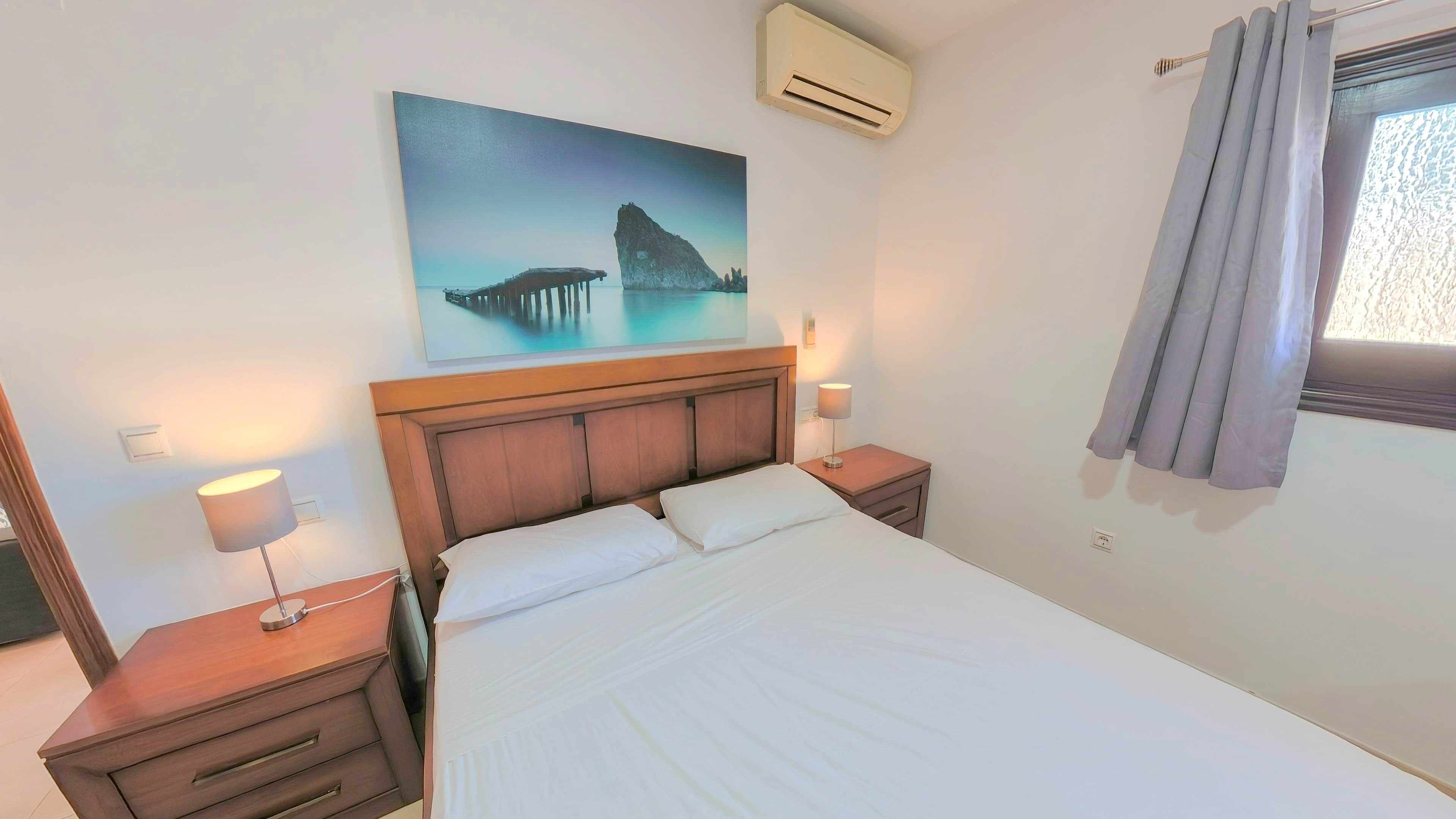 5 bedrooms, desk, WiFi (free), bed sheets