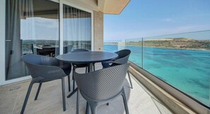 Outdoor dining - Fancy Sea View 3BR Apartment in Qawra | Sleeps 6 (San Pawl il-Baħar)