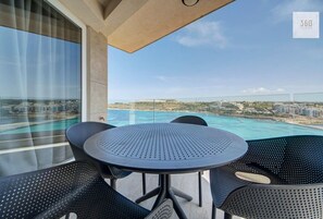 Outdoor dining - Fancy Sea View 3BR Apartment in Qawra | Sleeps 6 (San Pawl il-Baħar)