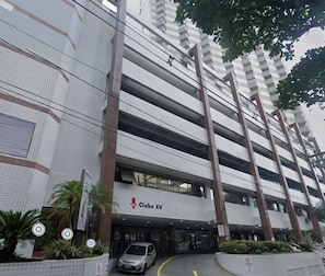 A multi-story building with a sign reading "Clube XV" at the entrance. - SHB - Family 2 Suítes Piscina e Academia (Santos)
