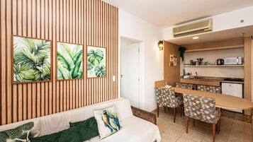 Deluxe Apartment, Balcony, Sea View | Ruang tamu