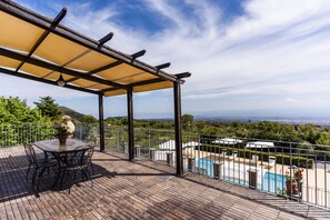 Outdoor dining - Villa Etna Pool & Seaview by Wonderful Italy (Belpasso)