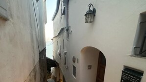 A narrow street with a staircase leading to a building entrance. - Casa degli Dei, Nocelle-Positano (Nocelle)