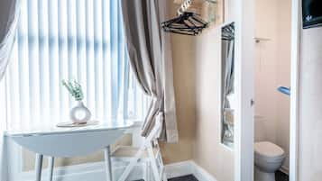 Douche, serviettes fournies, papier toilette