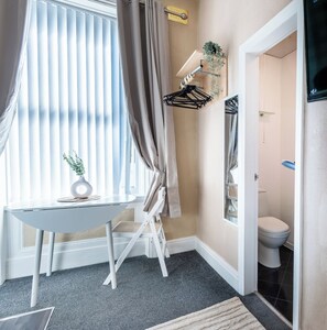 Shower, towels, toilet paper - Bayview Aparthotel by Guestz (Morecambe)