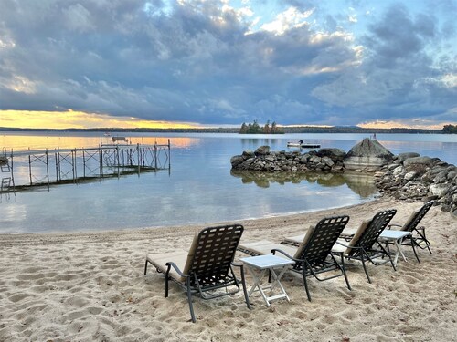 SEBAGO LAKE SHOREFRONT. MONDAY - FRIDAY RENTAL. SECLUDED BUT CLOSE TO DOWNTOWN.