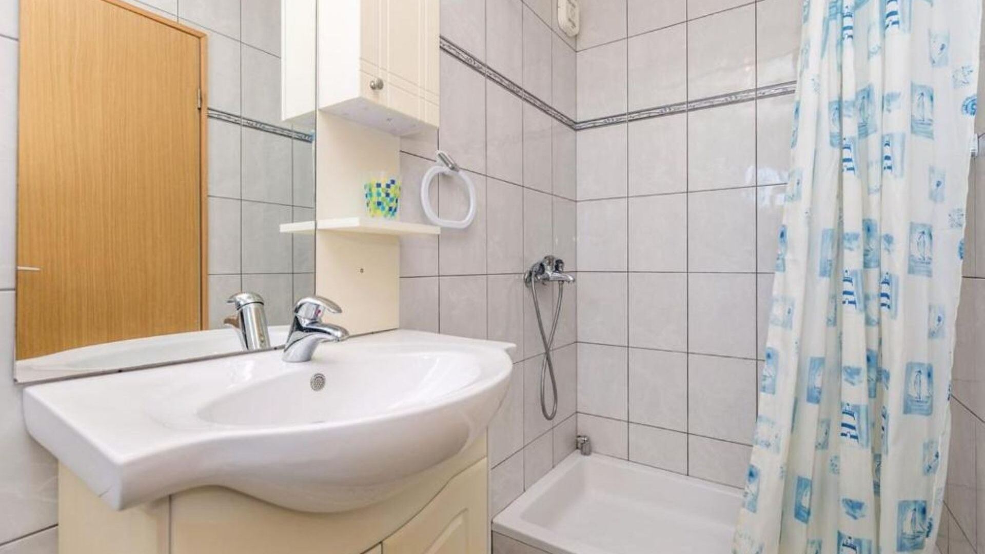 Douche, sèche-cheveux, serviettes fournies